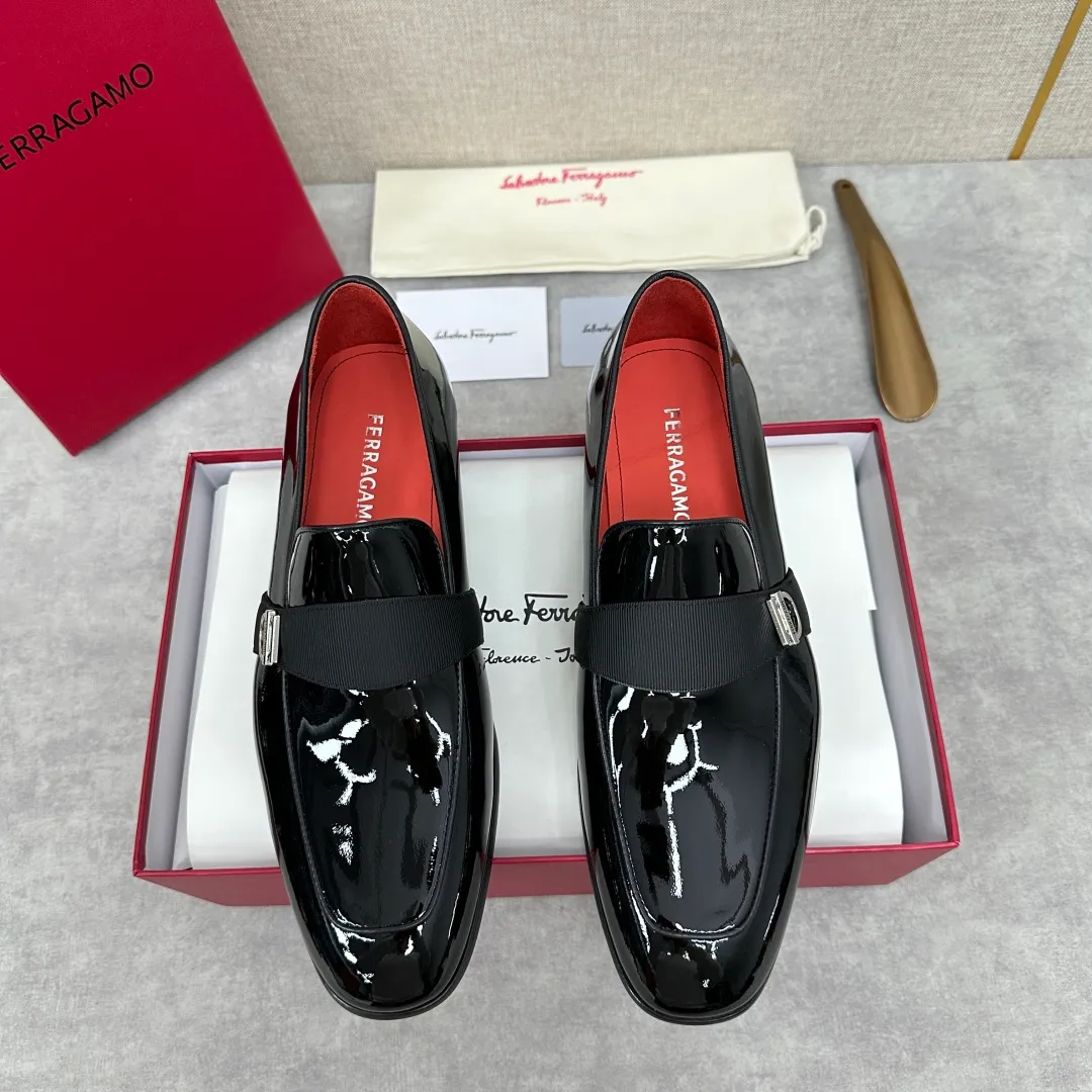 [Ferragamo] Top P: 960💰 Number of yards: 39~44 (38.45.46. Custom-made, non-refundable) Ferragamo** counters synchronize new models of men's loafers that can be worn casually or formally. The classic shape embodies the fashionable charm of formal wear, and the newly designed proportions are more modern. These loafers are made of imported open-edge beaded cowhide/fine calfskin/cow suede material. The upper is decorated with webbing, and the side is privately molded with silver Gancini buckles. The double stitching details add to the fashionable charm. Adopting a special "Original" structure and going through multiple processes, the soles are almost entirely handmade. Unique processing technology demonstrates exquisite craftsmanship. The original privately modeled genuine leather outsole is paired with a personalized rubber backing. It is comfortable, non-slip and wear-resistant. It can be worn as a slip-on. Exquisite hand-stitching. The workmanship is as fine as that of a store. The original color calfskin lining is sweat-absorbent, anti-odor, comfortable and breathable. The heel is also decorated with a rubber patch to perfectly improve the grip performance.